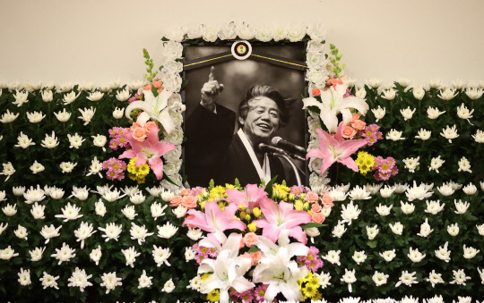 백기완 통일문제연구소장이 15일 투병 끝에 별세했다. 이날 오전 빈소가 마련된 서울 종로구 서울대학교병원 장례식장에 고인의 영정이 놓여있다. <연합뉴스>